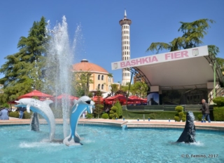 Fountain and mosque (Fier, Albania, 2017) Fountain and mosque (Fier, Albania, 2017)