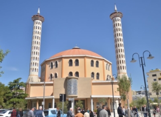 Multi colour mosque (Fier, Albania, 2017) Multi colour mosque (Fier, Albania, 2017)
