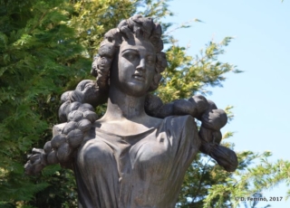 Nice statue (Fier, Albania, 2017) Nice statue (Fier, Albania, 2017)