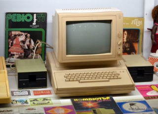 Small computer (Retro Museum, Varna, Bulgaria, 2017) Small computer (Retro Museum, Varna, Bulgaria, 2017)